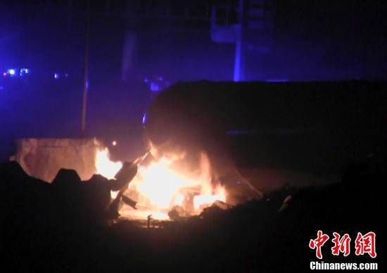 火災(zāi)現(xiàn)場，可以看到一個(gè)儲(chǔ)氣罐正在熊熊燃燒。