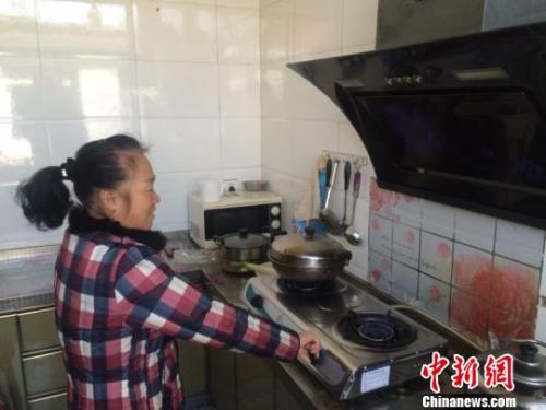 圖為居民用燃?xì)庠钭鲲??！±钔ヒ?攝